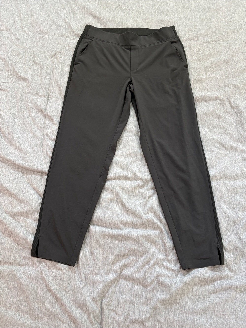 Athleta Women’s Dark Gray Active Cropped Tapered Pants